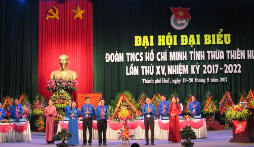 đồng chí Nguyễn Long Hải – Bí thư BCH Trung ương Đoàn TNCS Hồ Chí Minh tặng hoa chúc mừng Đại hội